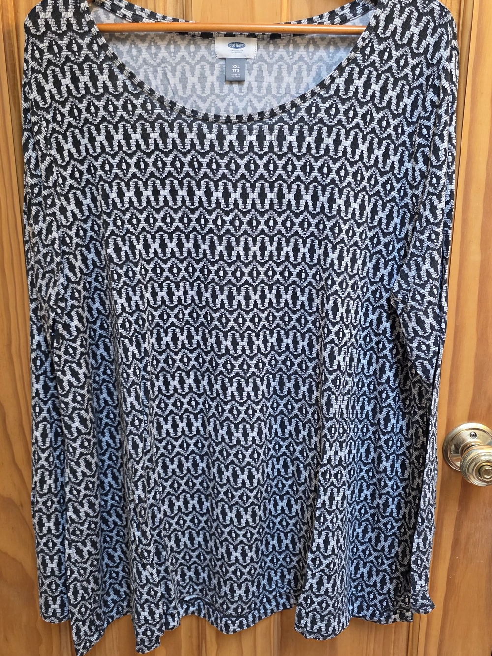 Old Navy Black and White Long Sleeve Geometric Knit Top